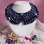 Plastron Tenue de Soirée Haute Couture brodé avec une dentelle Noire, toupies, cabochon Cristal et perles Hélix à laquelle s’ajoute des facettes pour une mise en forme avec des rocailles Jet Hématite